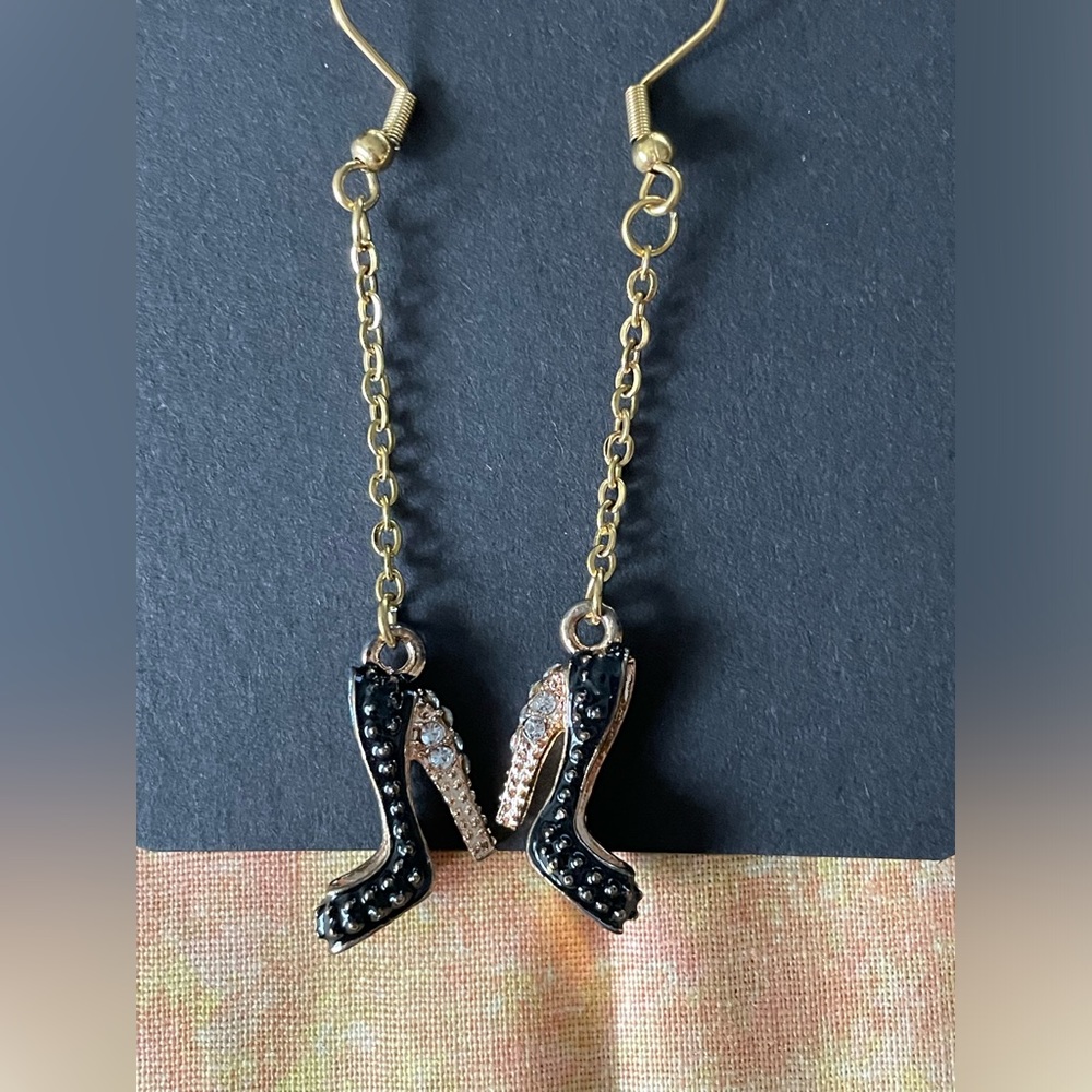 BLACK ENAMELED AND CRYSTAL HEEL EARRINGS